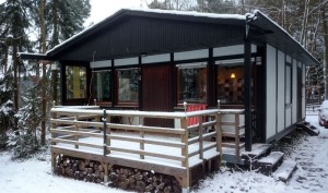 foto voorzijde vakantiehuis in sneeuw